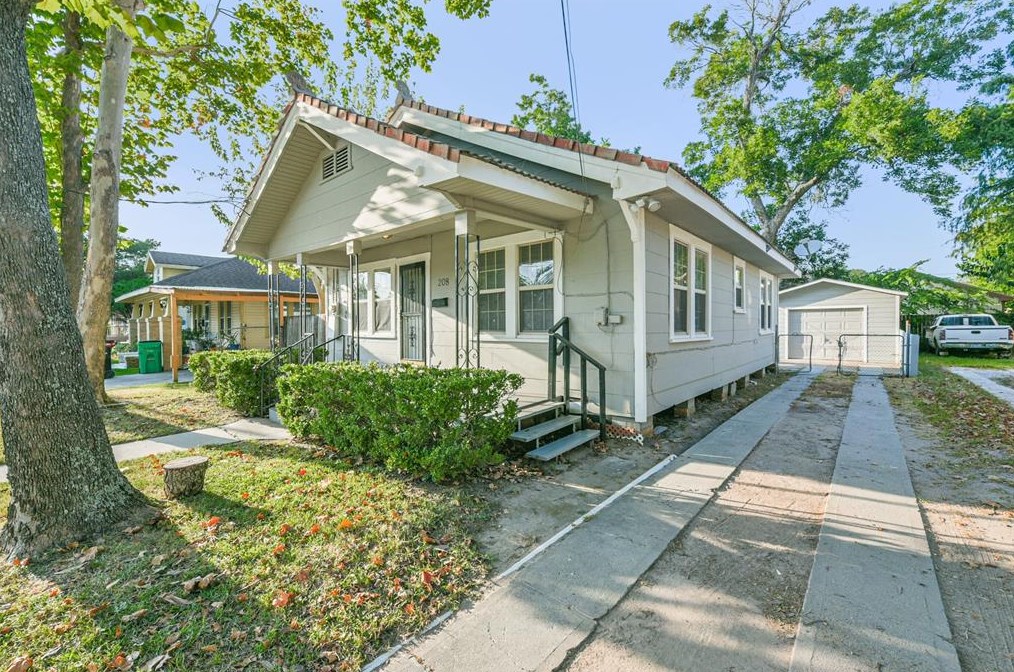 208 Lobit St, Baytown TX  77520-4948 exterior