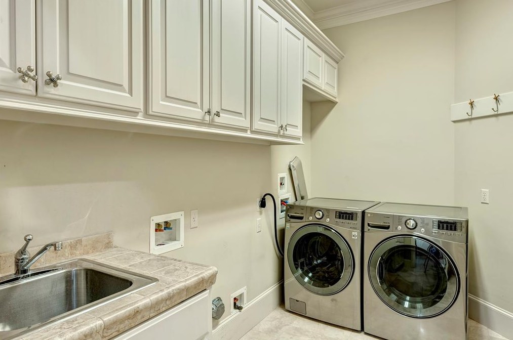 39 Knipp Rd, Houston TX  77024-7114 exterior