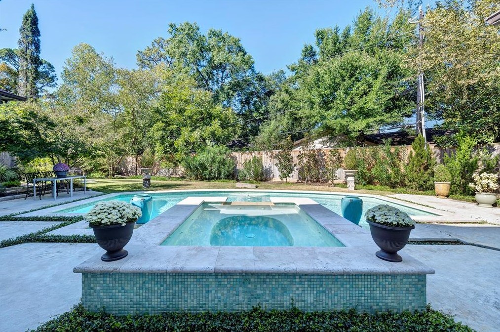 39 Knipp Rd, Houston TX  77024-7114 exterior