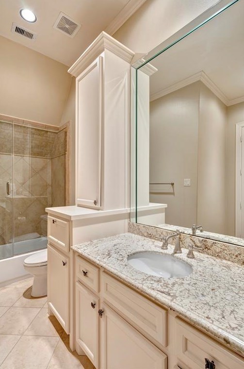 39 Knipp Rd, Houston TX  77024-7114 exterior