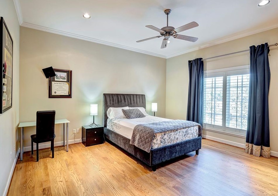 39 Knipp Rd, Houston TX  77024-7114 exterior