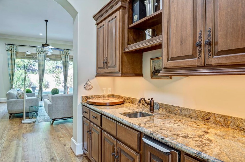 39 Knipp Rd, Houston TX  77024-7114 exterior