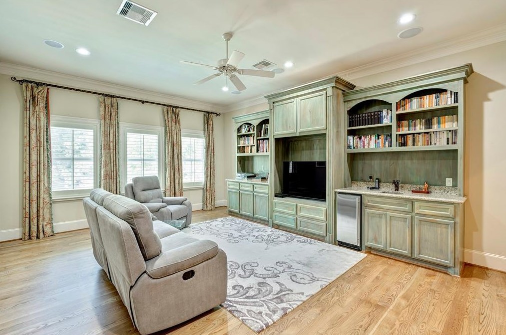 39 Knipp Rd, Houston TX  77024-7114 exterior