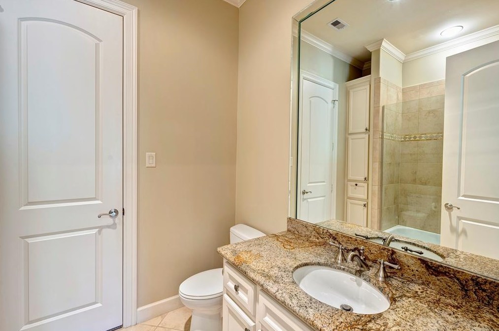 39 Knipp Rd, Houston TX  77024-7114 exterior