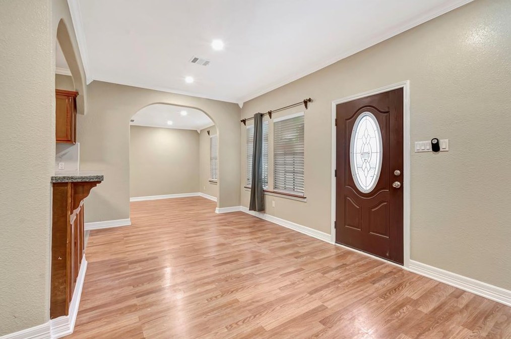 5702 Lyndhurst Dr, Houston TX  77033-2110 exterior