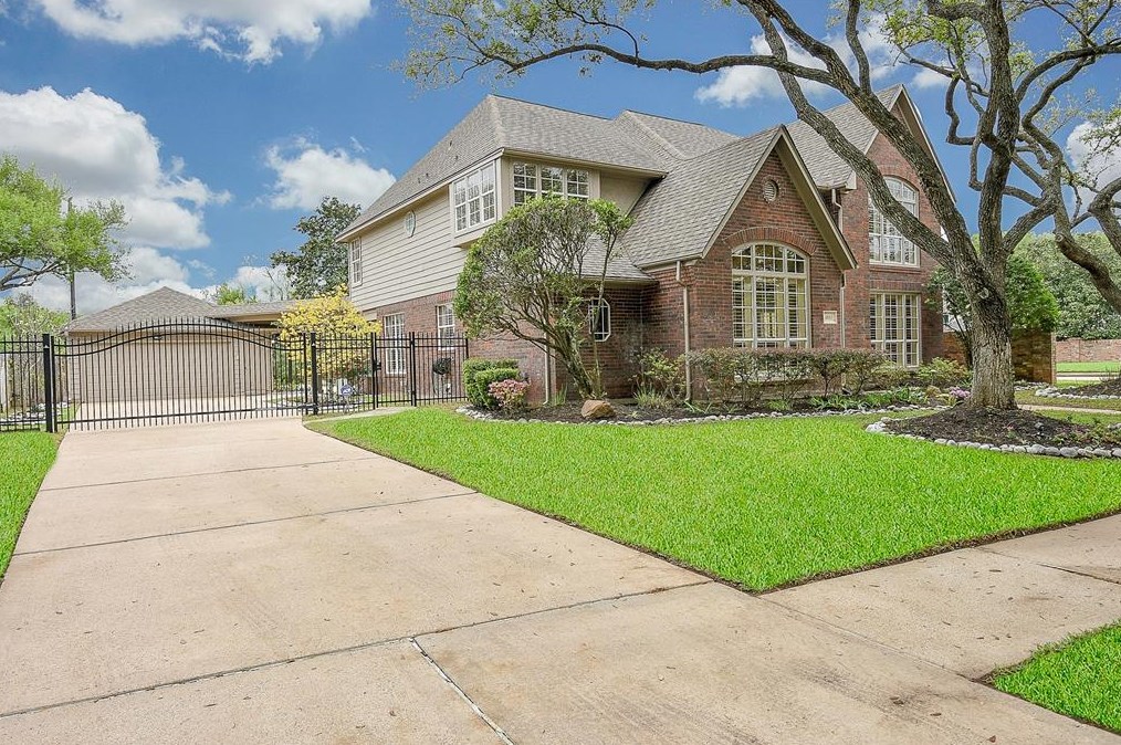 1802 Sugar Crossing Dr, Sugar Land TX  77478-5302 exterior