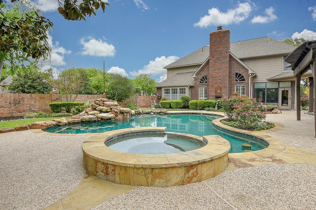 1802 Sugar Xing Dr, Sugar Land TX  77478-5302 exterior