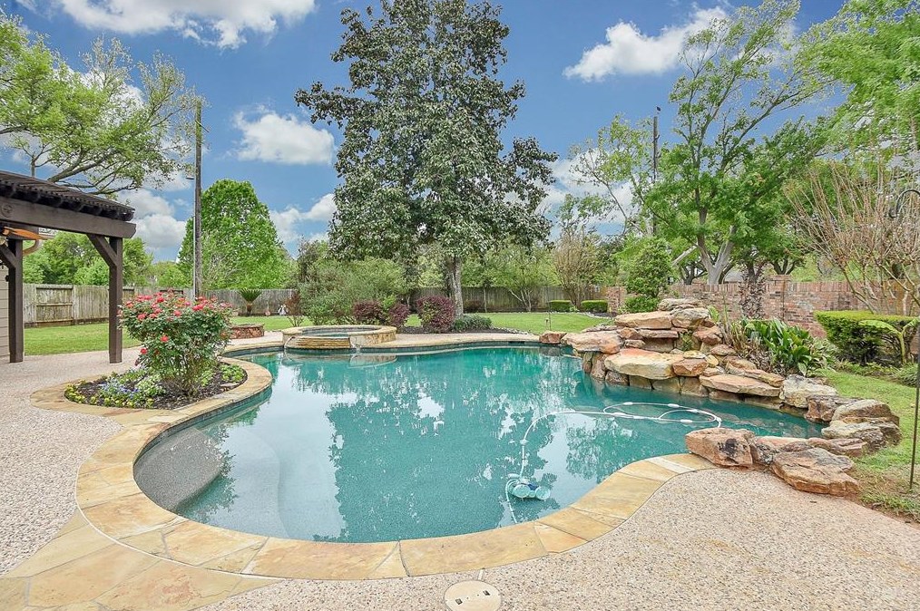 1802 Sugar Xing Dr, Sugar Land TX  77478-5302 exterior
