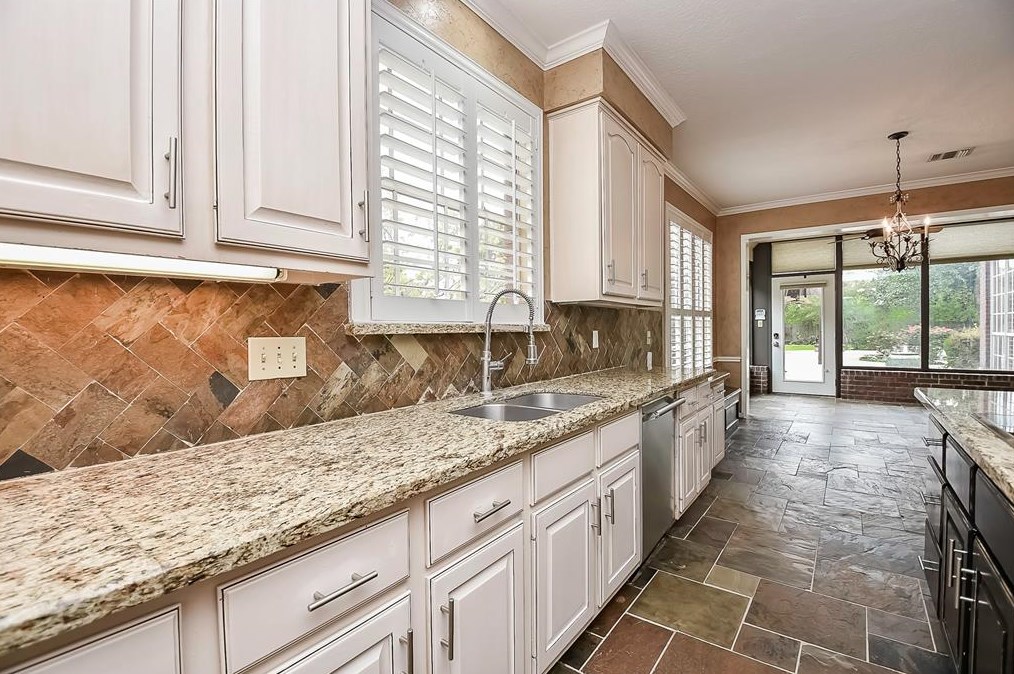 1802 Sugar Xing Dr, Sugar Land TX  77478-5302 exterior
