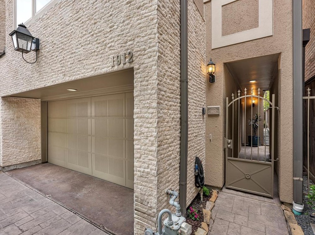 1912 Brun St, Houston TX  77019-6128 exterior