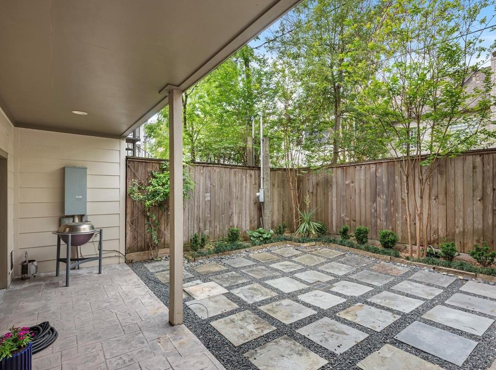 1912 Brun St, Houston TX  77019-6557 exterior