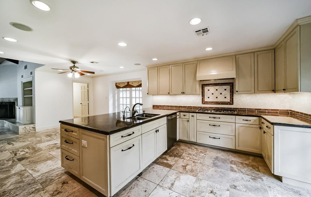 11715 Winshire Cir, Houston TX  77024-6311 exterior