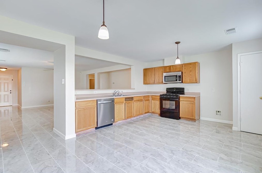 16218 Soaring Eagle Dr, Houston TX  77083-5174 exterior