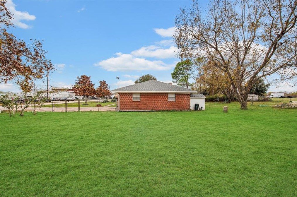 2633 Charles Ln, Sugar Land TX  77498-1703 exterior