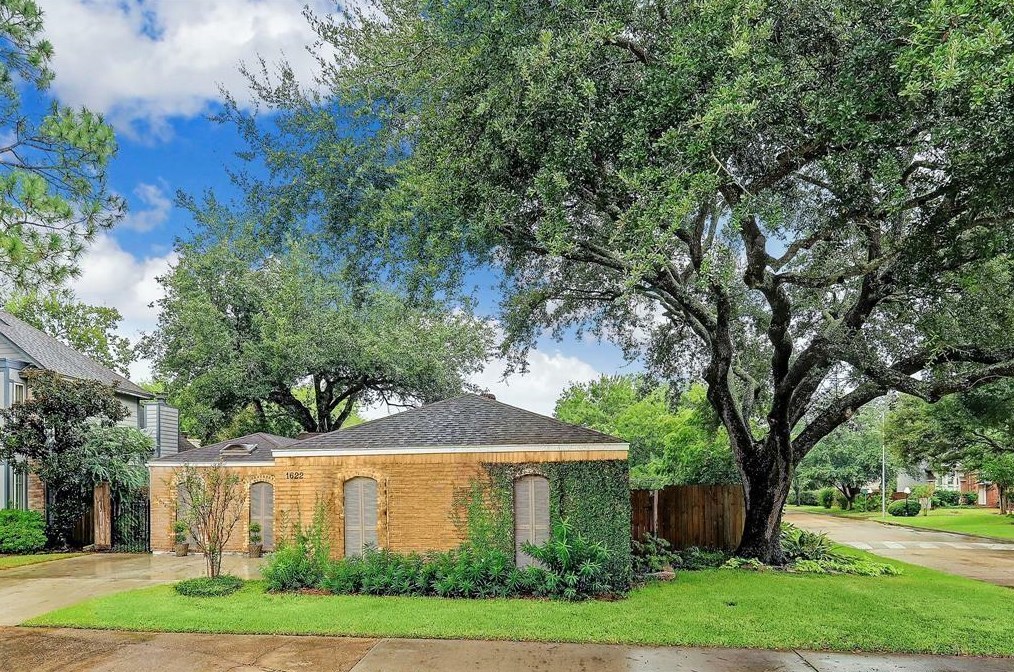 1622 Beaconshire Rd, Houston TX  77077-3818 exterior