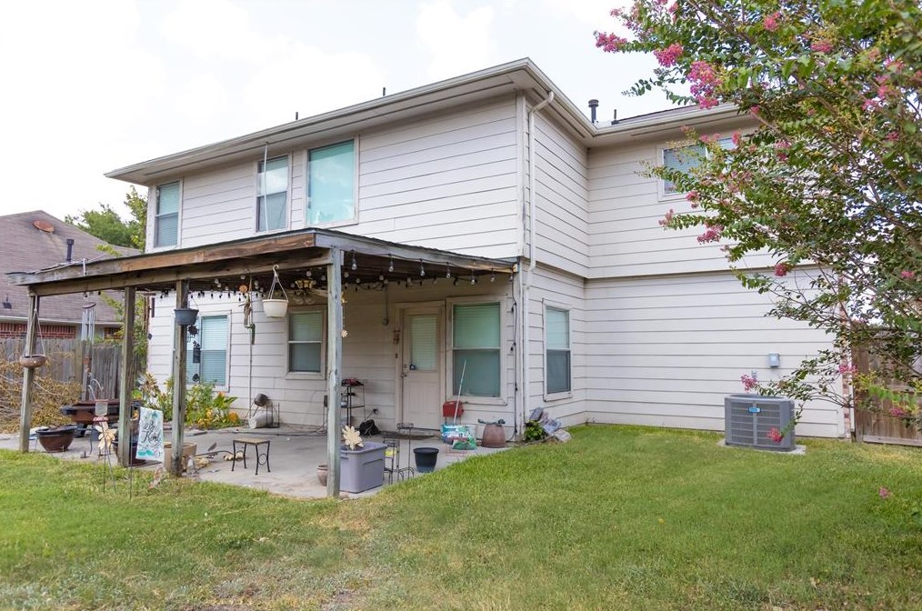 5923 Villa Hl Dr, Houston TX  77066-3985 exterior