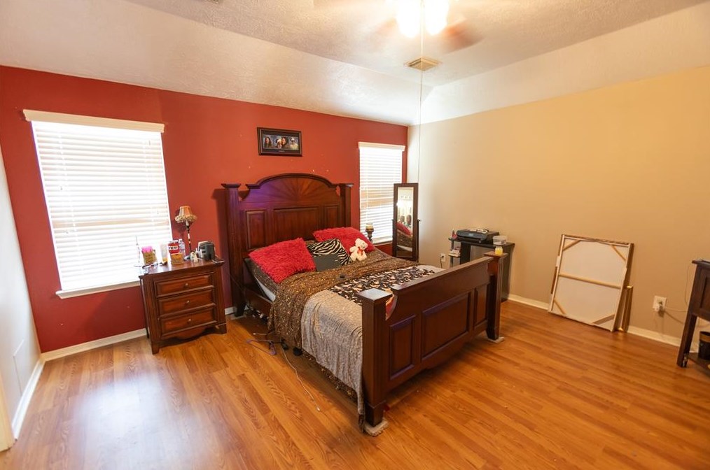 5923 Villa Hl Dr, Houston TX  77066-3985 exterior