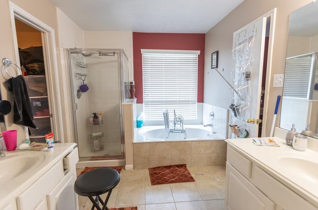 5923 Villa Hl Dr, Houston TX  77066-3985 exterior
