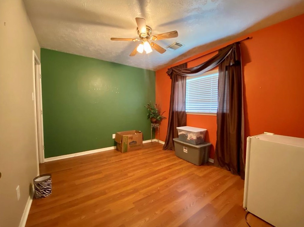 5923 Villa Hl Dr, Houston TX  77066-3985 exterior