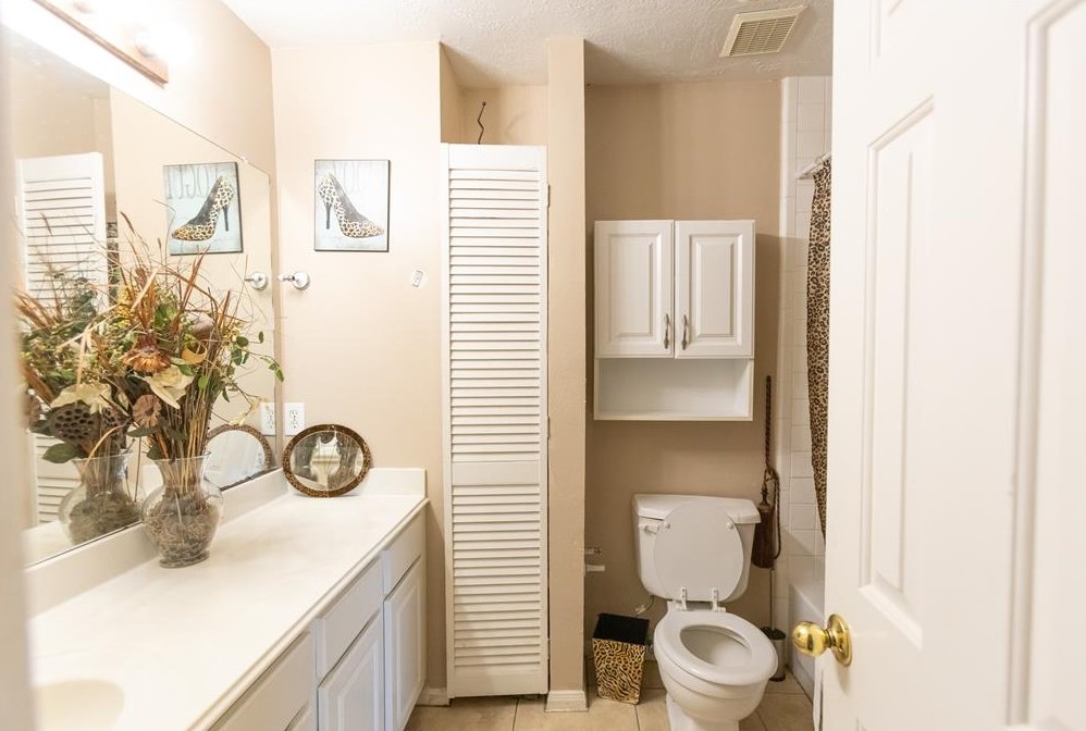5923 Villa Hl Dr, Houston TX  77066-3985 exterior