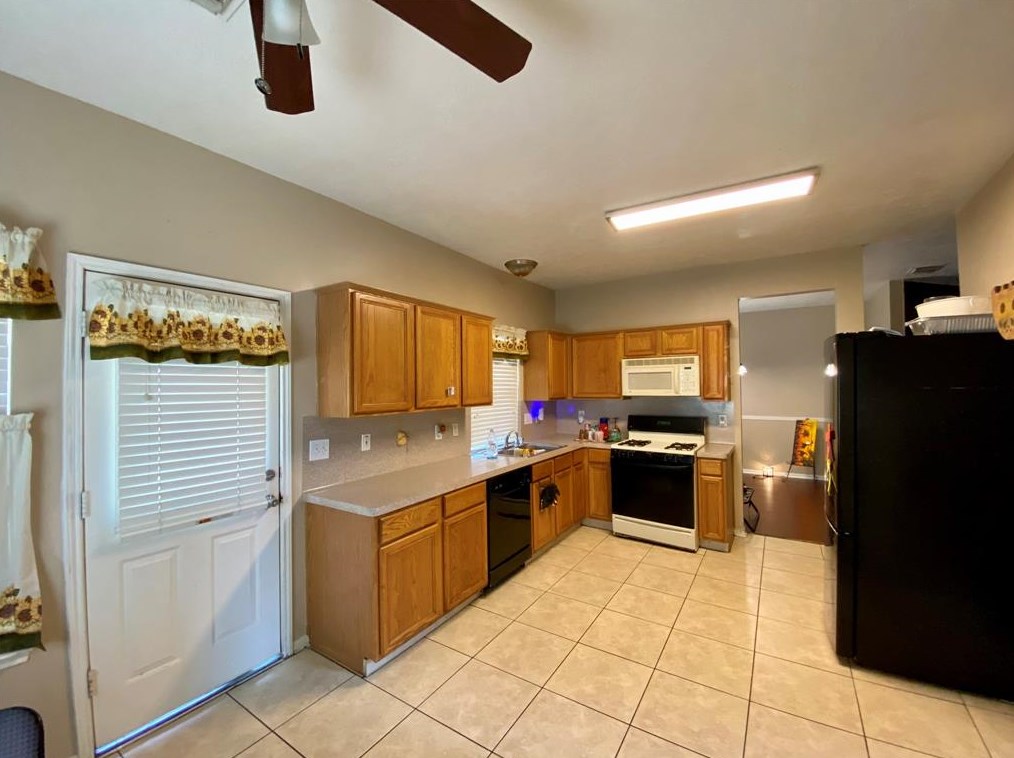 5923 Villa Hl Dr, Houston TX  77066-3985 exterior