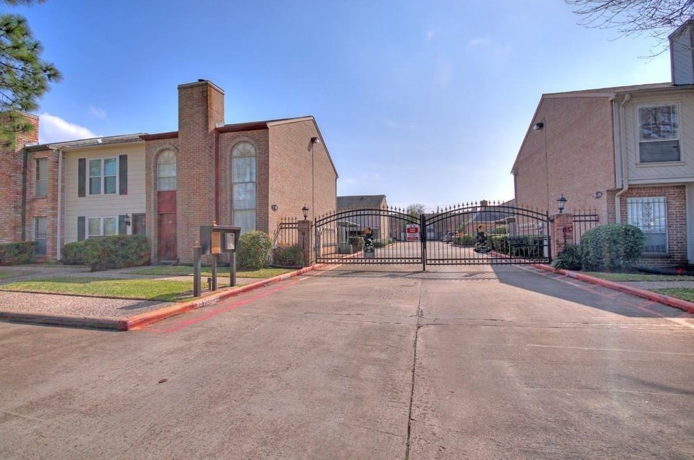6111 Beverlyhill St, Houston TX  77057-7636 exterior