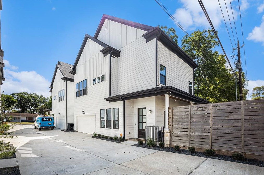 1315 Wycliffe Dr, Houston TX  77043-4912 exterior