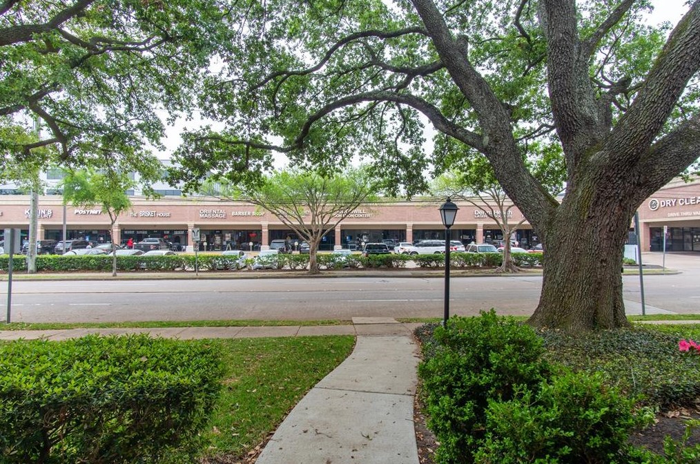 606 Augusta Dr, Houston TX  77057-2008 exterior