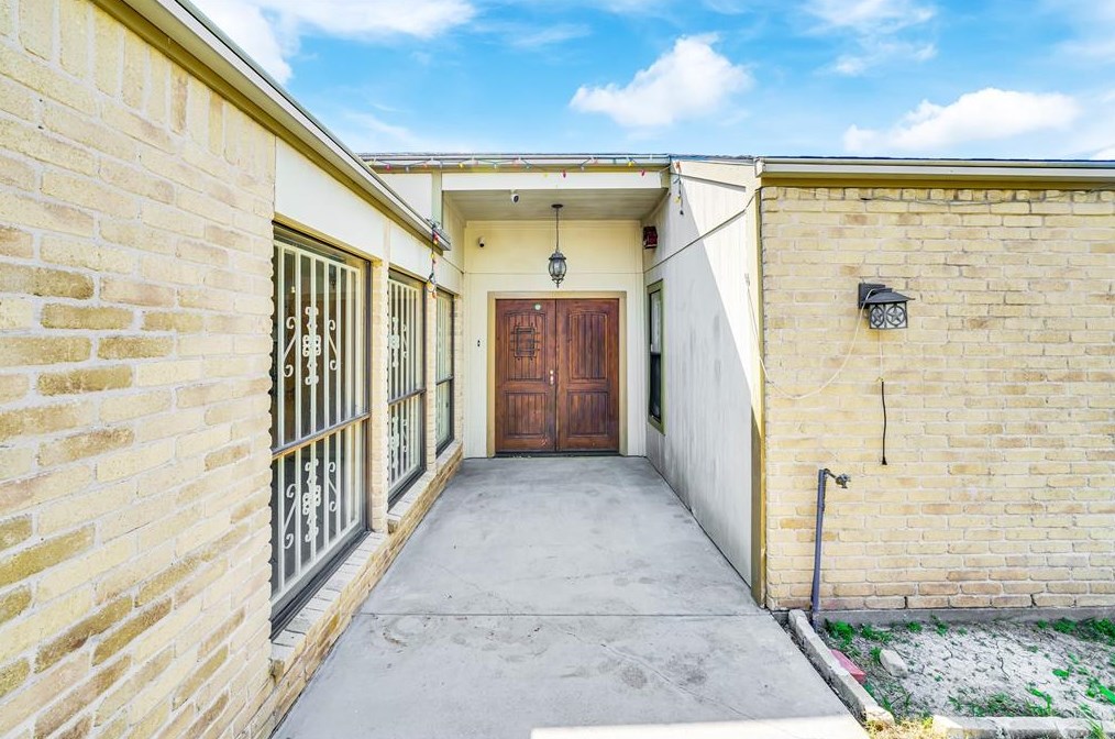 11111 Bandlon Dr, Houston TX  77072-1908 exterior