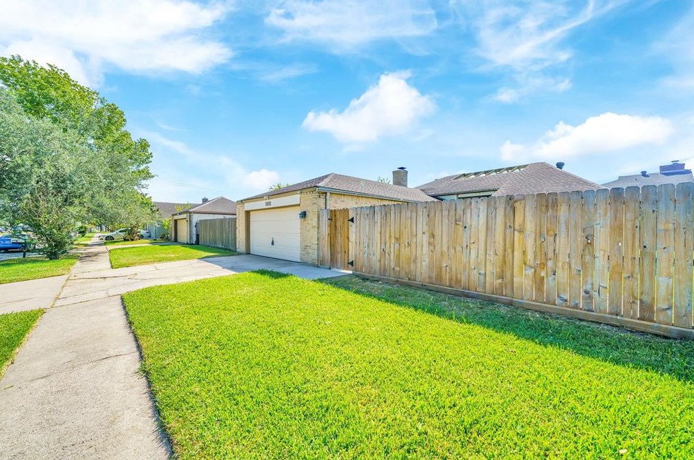 11111 Bandlon Dr, Houston TX  77072-1907 exterior