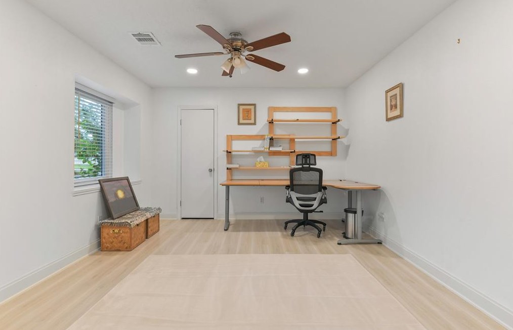 8018 Braesview Ln, Houston TX  77071-1205 exterior