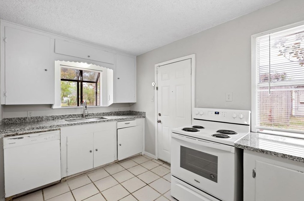 2101 Fayle St, Baytown TX  77520-5722 exterior