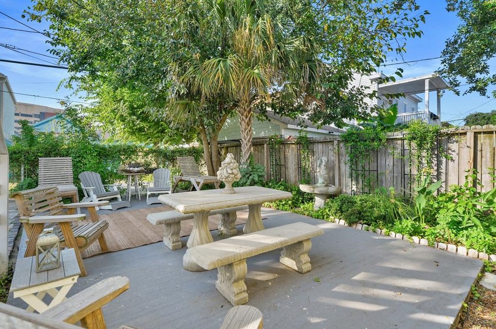 810 Winnie St, Galveston TX 77550-5133 exterior