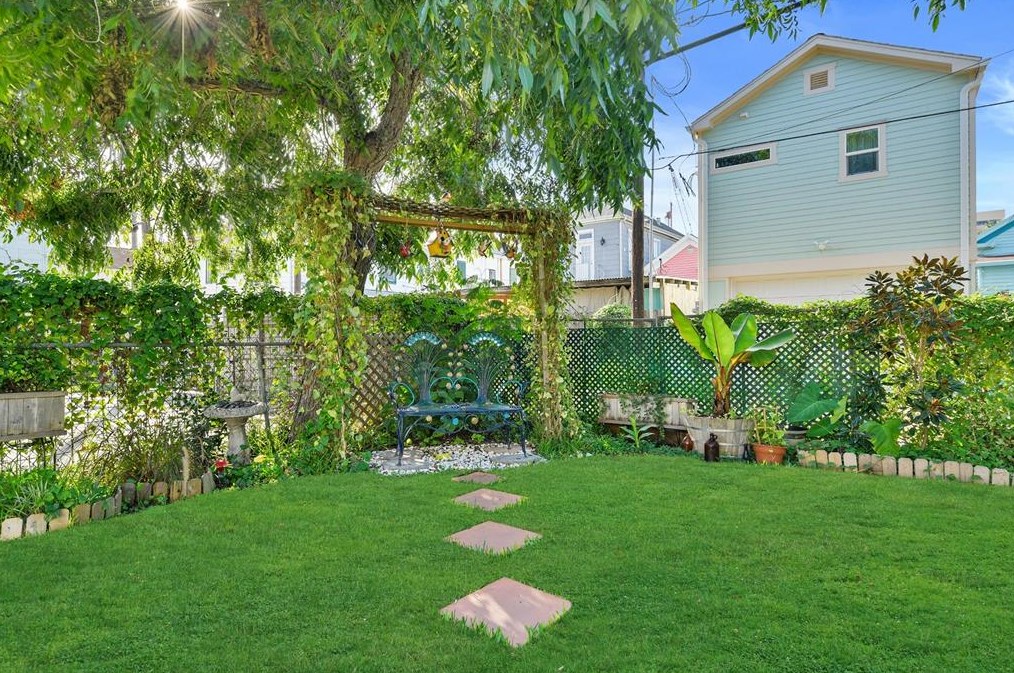 810 Winnie St, Galveston TX 77550-5133 exterior