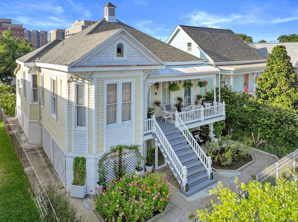 810 Winnie St, Galveston TX 77550-5133 exterior