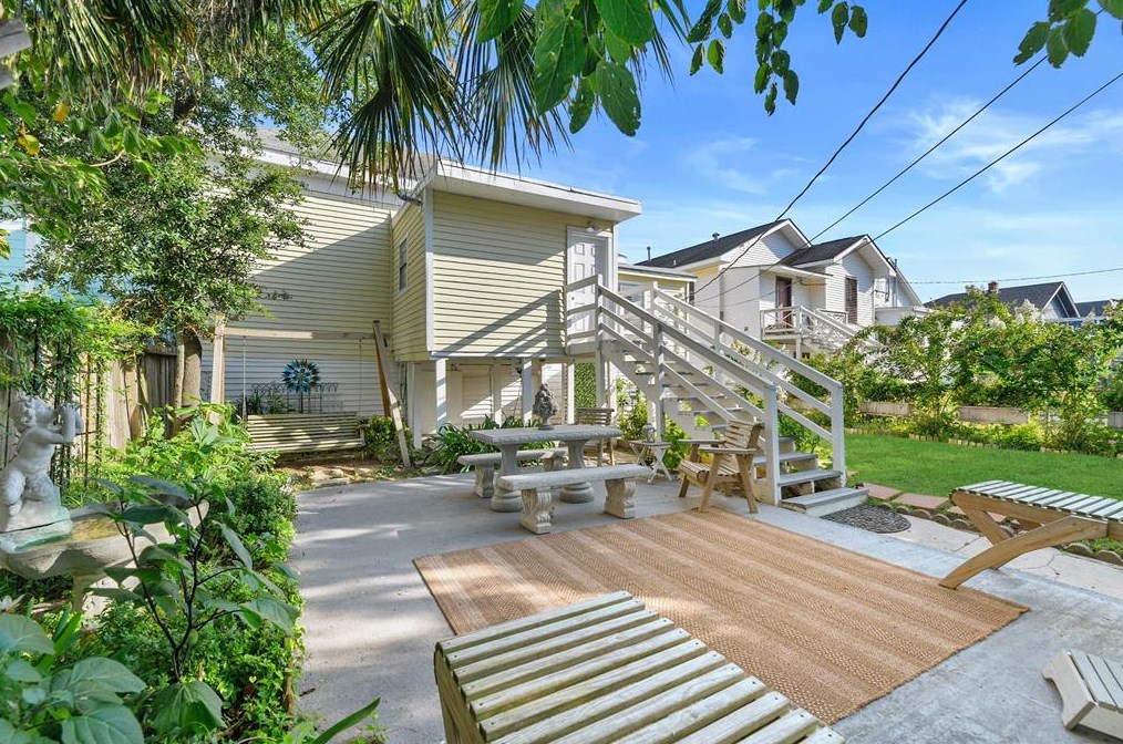 810 Winnie St, Galveston TX 77550-5133 exterior