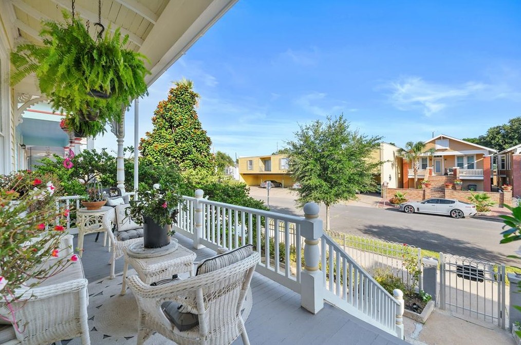 810 Winnie St, Galveston TX 77550-5133 exterior