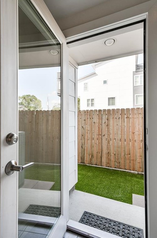 1509 Hickory St, Houston TX  77007-4128 exterior