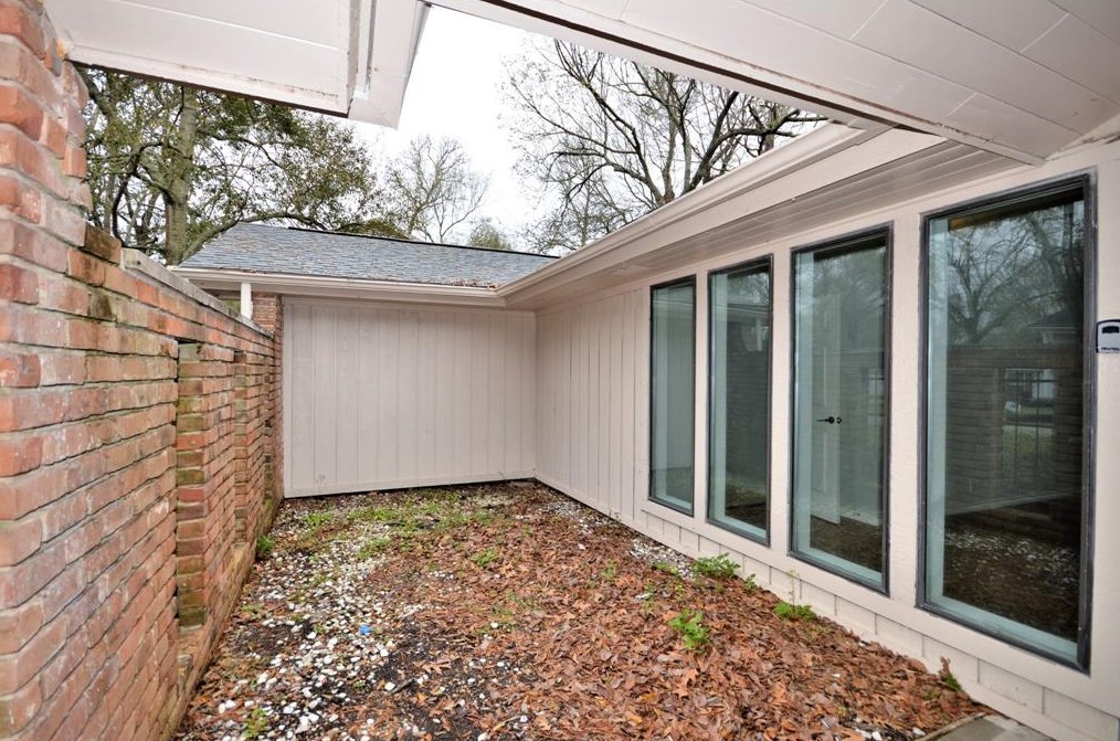 18506 Point Lookout Dr, Houston TX  77058-4027 exterior