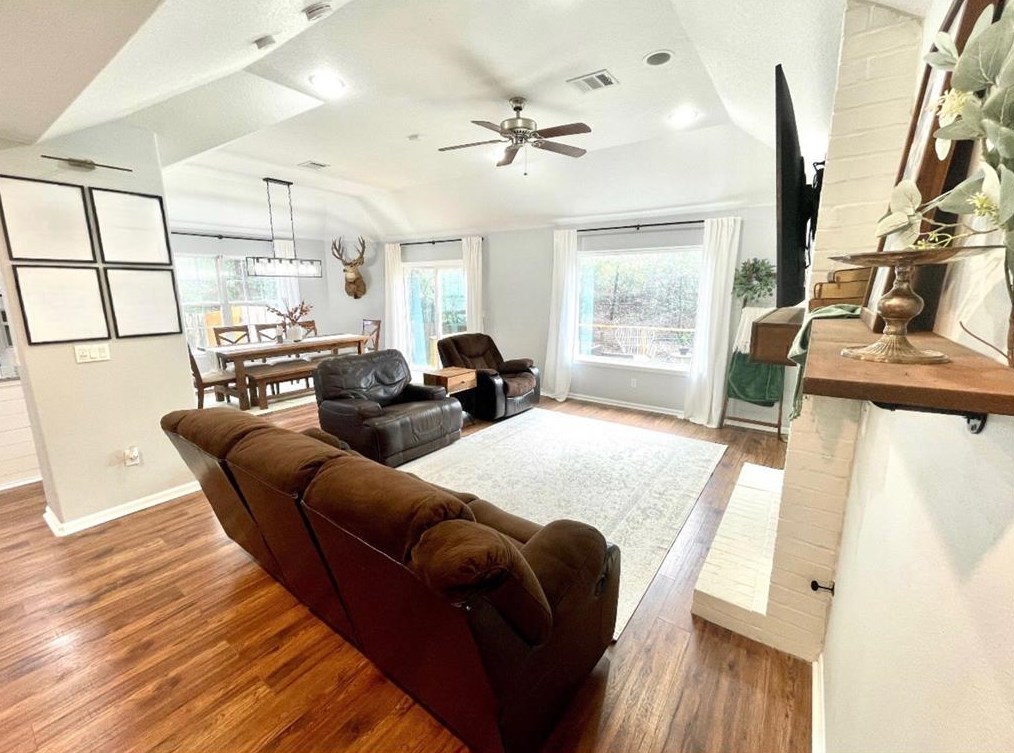 1811 Tickner St, Conroe TX  77301-1370 exterior