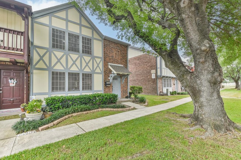 2210 Triway Ln, Houston TX  77043-2105 exterior