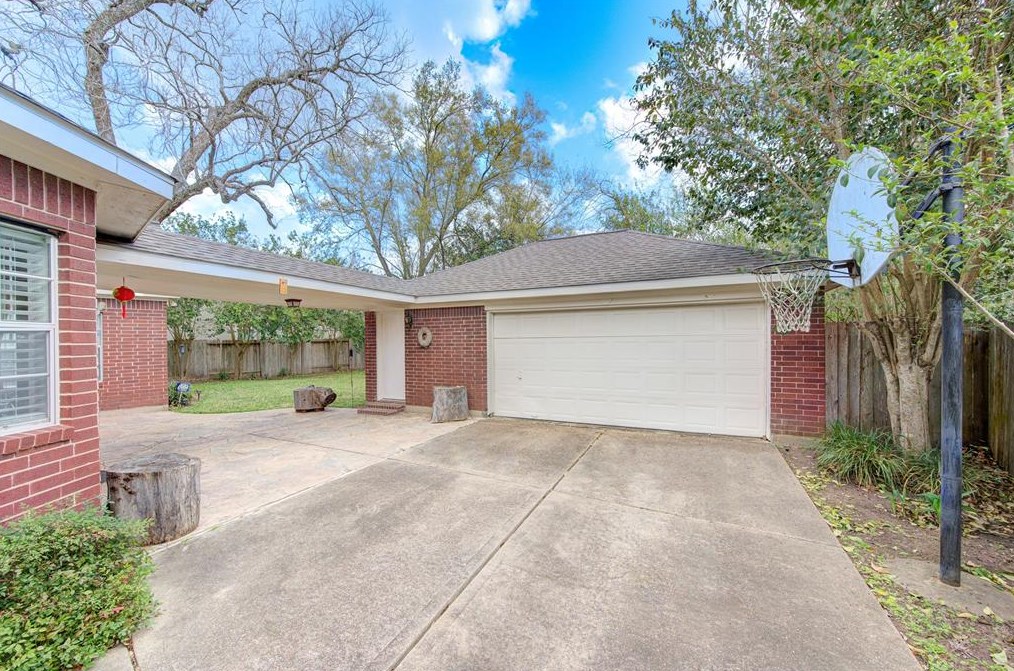 627 Winston Ln, Sugar Land TX  77479-5833 exterior