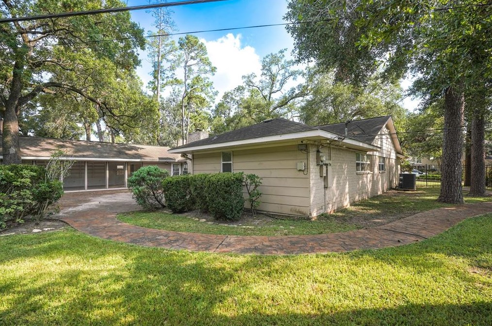 938 Magdalene Dr, Houston TX  77024-2611 exterior