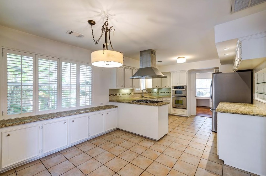 938 Magdalene Dr, Houston TX  77024-2611 exterior