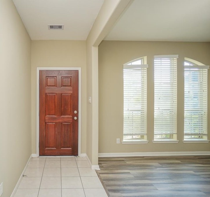 2835 Dragonwick Dr, Houston TX  77045-4705 exterior