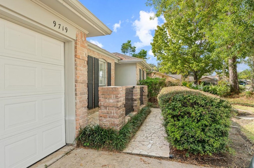 9719 Wickenburg Dr, Houston TX  77031-3128 exterior