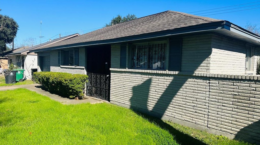 14415 Buffalo Speedway, Houston TX  77045-6432 exterior