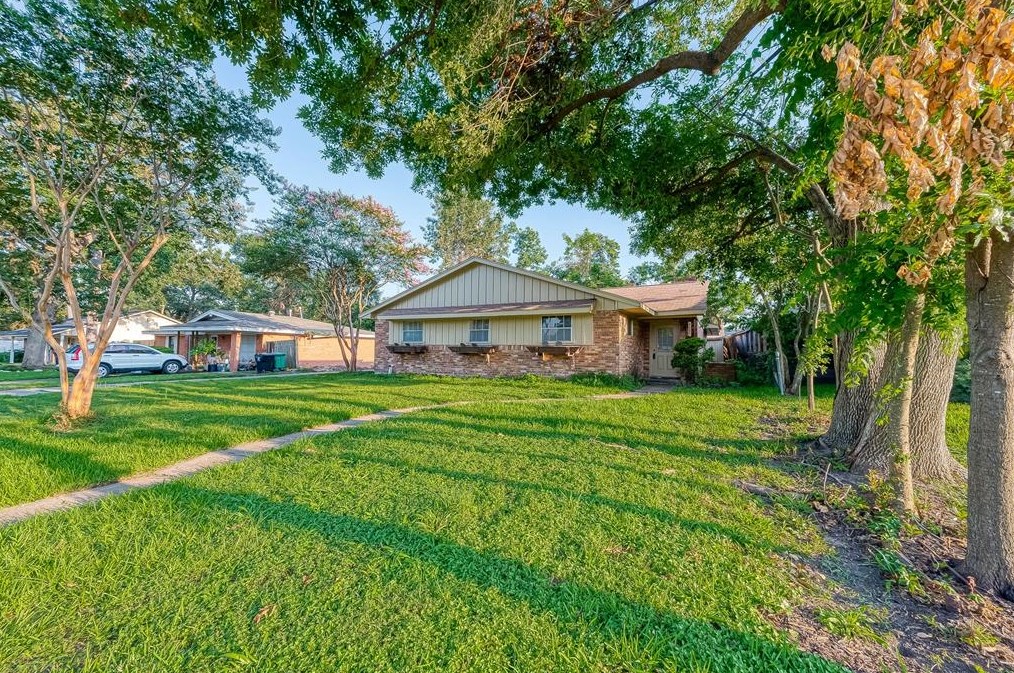 4207 Marlborough Dr, Houston TX  77092-7524 exterior