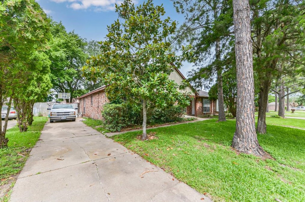 9512 Clipperwood Pl, Houston TX  77083-6168 exterior