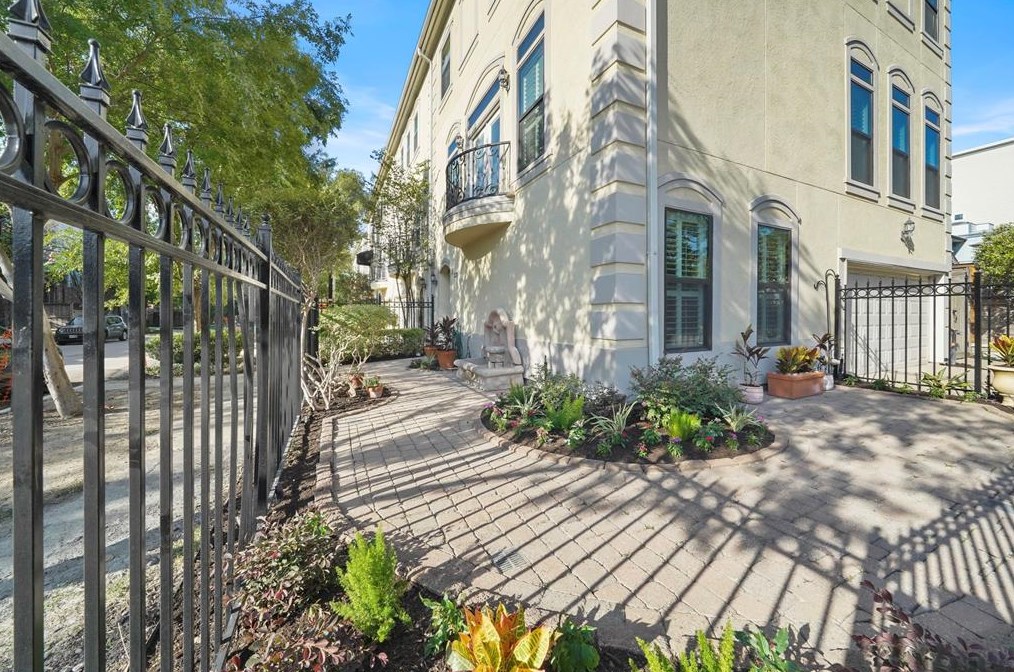 3531 Yupon St, Houston TX  77006-4215 exterior